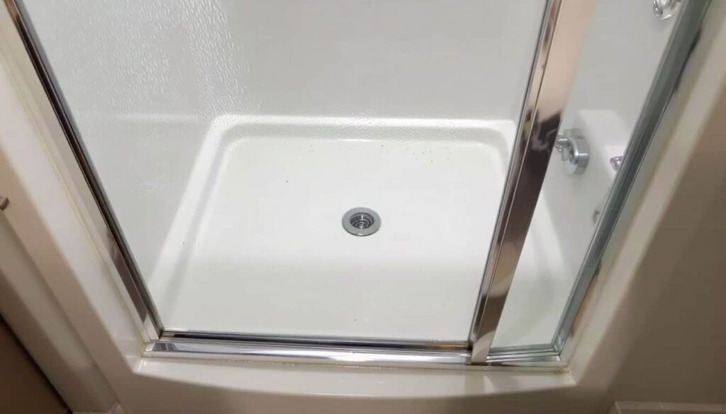 Snel en makkelijk: Onderstrippen douchedeur schoonmaken