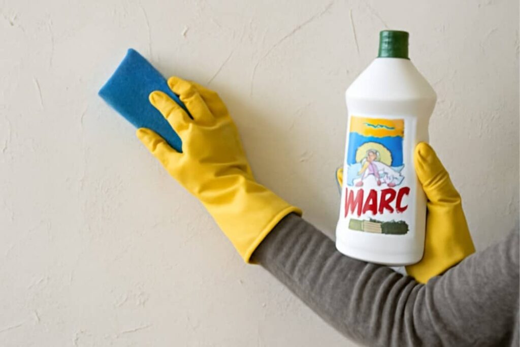 Hoe maak je stucwerk schoon met st marc?