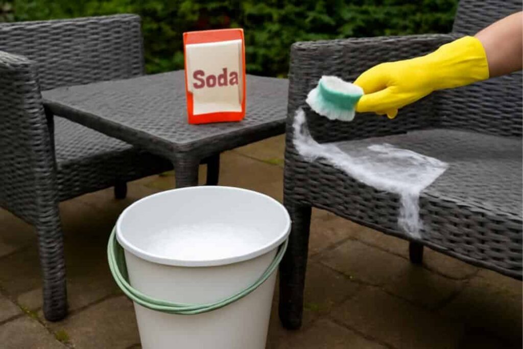 Hoe maak je tuinmeubelen schoon met soda?